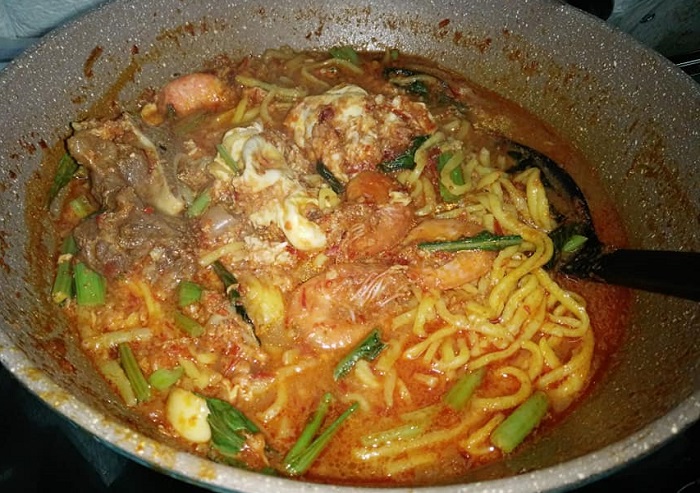 Semangkuk mee bandung Muar asli Johor dengan kuah merah pekat, udang, sawi dan telur.