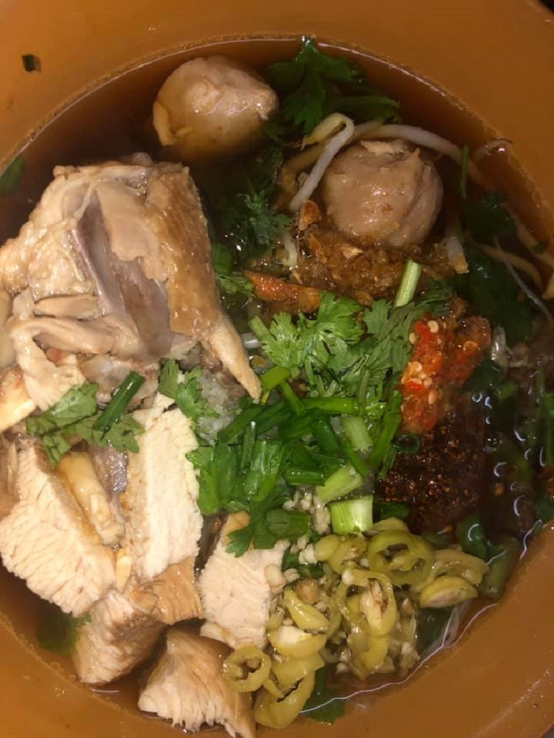 Mangkuk mee celup tradisi Kelantan dengan kuah, sayur dan bahan perasa