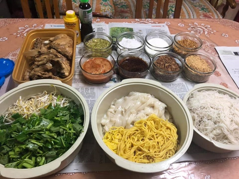 Proses memasak Mee Celup dalam periuk