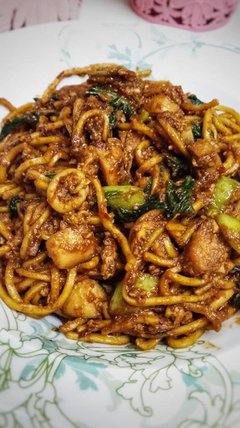 Sepinggan mee goreng mamak yang sedap dengan rencah sotong, fish ball dan sayur.