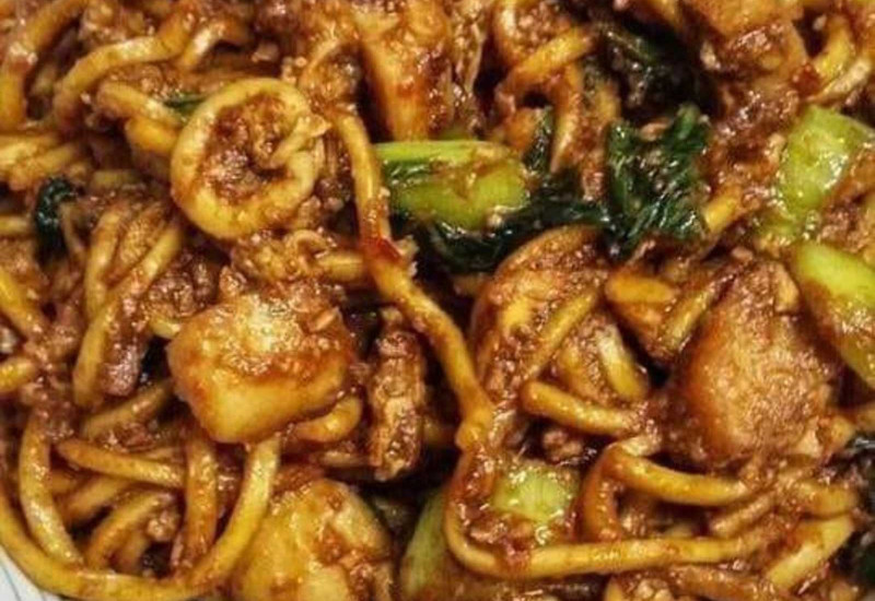 Mee goreng mamak dengan telur dan sayuran