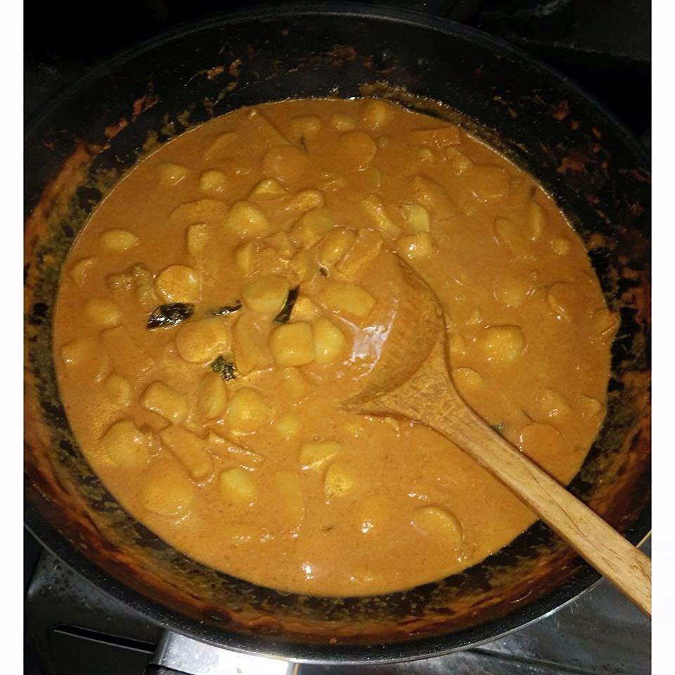 Se Pinggan Mee Kari Pekat Berlemak dengan Lauh Ayam, Udang dan Bebola Ikan