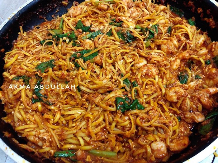 Sepinggan mee sanggul goreng basah yang sedap bersama udang, telur dan sayur sawi.