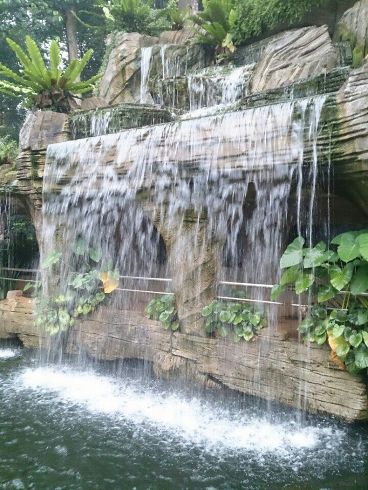 Pemandangan taman Malacca Botanical Garden dengan kehijauan pokok