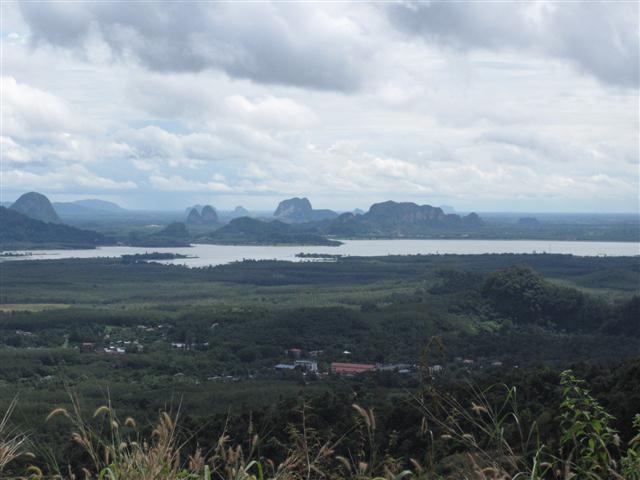 Struktur menara pandang di kawasan Wang Kelian