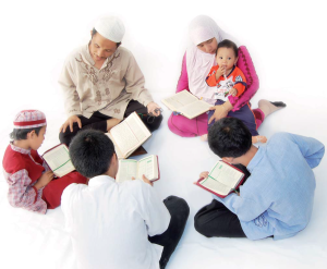 Anak membaca al-Quran pada waktu petang