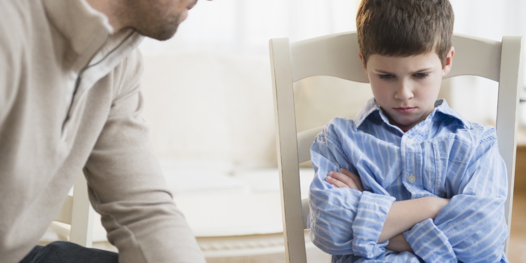 Ibu bapa sedang berbual dengan anak mereka sebagai gambaran tip mendisiplinkan anak.
