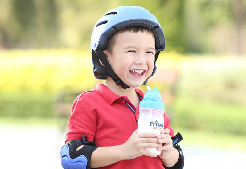 Gambar susu formula bayi dan botol susu untuk panduan penukaran jenama susu