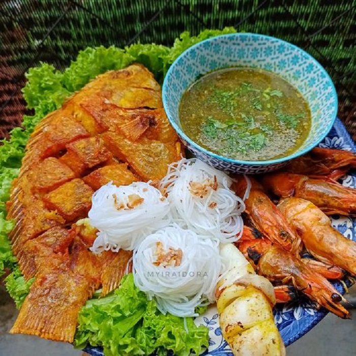 Ikan talapia Miang Pla Pao dibakar gaya Thai