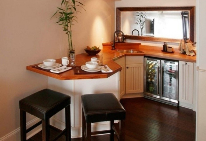 Meja mini bar dalam ruang dapur kecil