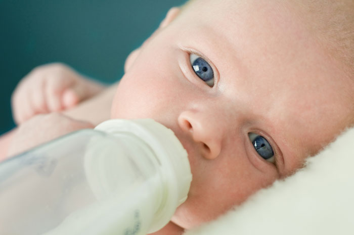 Gambar bayi sedang minum susu menggunakan botol susu
