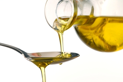 Botol dan mangkuk berisi minyak masak yang kehitaman akibat digunakan berulang kali