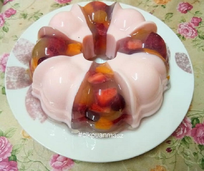 Puding buah bercampur berwarna menarik