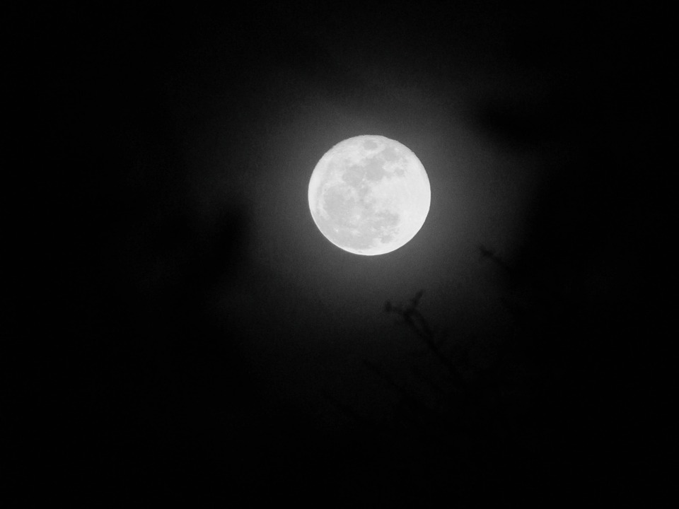 Bulan dan bintang di langit gelap melambangkan mimpi Nabi Yusuf a.s.