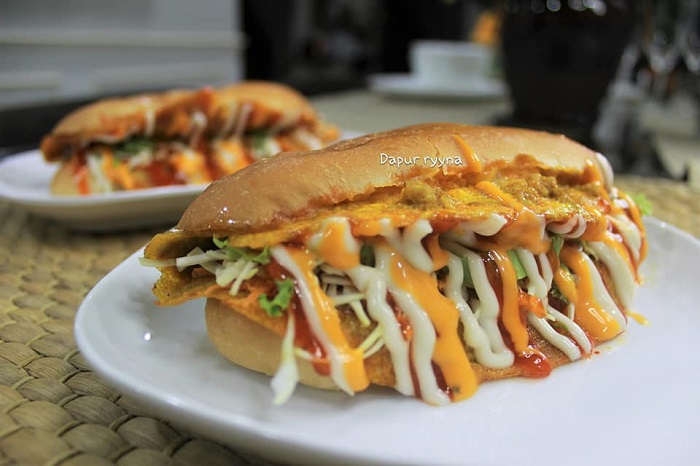 Roti John dengan keju mozzarella meleleh