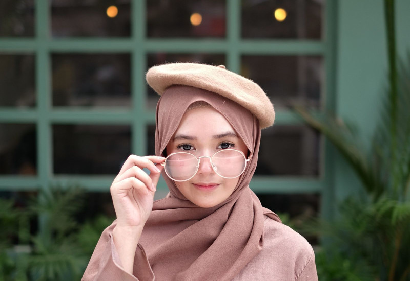 Wanita menunjukkan wajah yang cantik, berseri dan glowing.