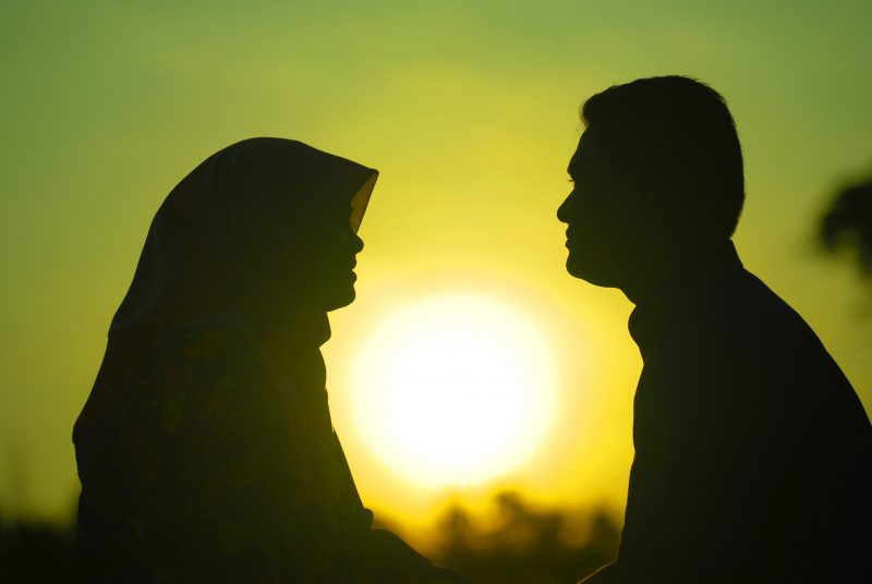 Pasangan muslim suami isteri duduk bersama