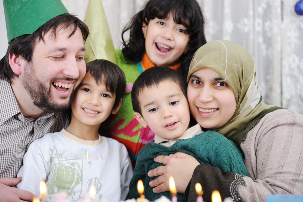 Ibu mengajar anak lelaki membaca Al-Quran dengan penuh kasih sayang.