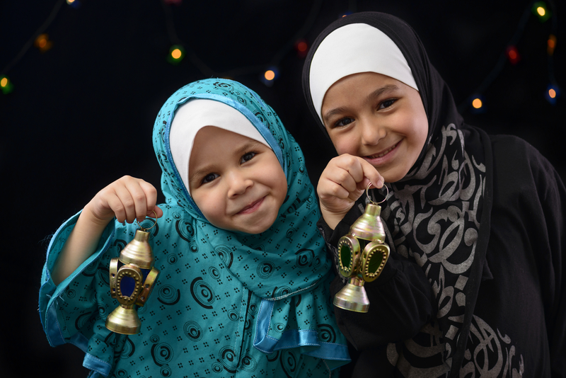Keluarga muslim dan kanak-kanak sedang belajar mengenai malaikat dalam Islam
