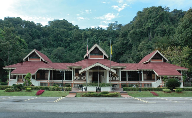 Bangunan bersejarah Muzium Kota Kayang di kaki bukit
