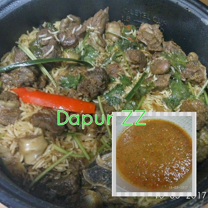 Hidangan nasi arab kambing yang nampak sedap dan berselerak di atas pinggan.
