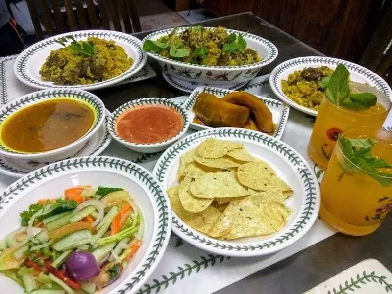 Gambar hidangan nasi briyani kambing yang nampak sedap dan berselerak di dalam dulang