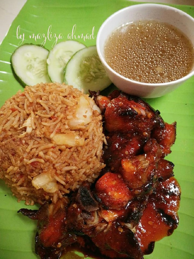 Sepinggan nasi goreng ayam tahun 80-an dihidangkan bersama hiasan telur dan sayur.