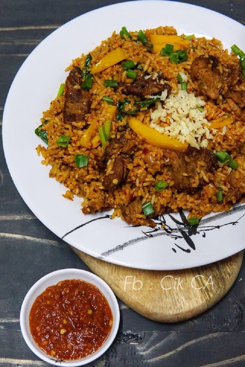 Sepinggan nasi goreng daging yang sedap dan menggugah selera