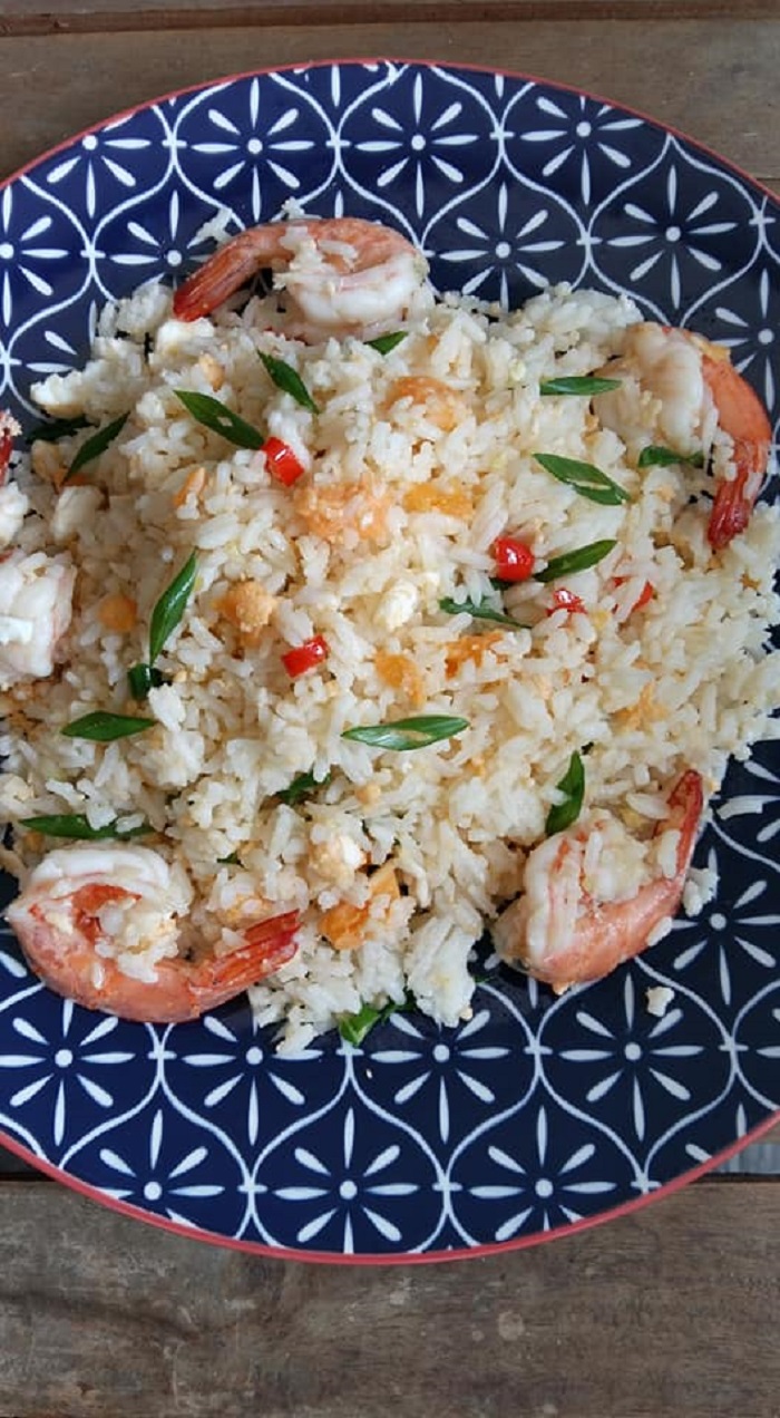 Nasi goreng telur masin untuk sarapan yang sedap dan mudah dibuat