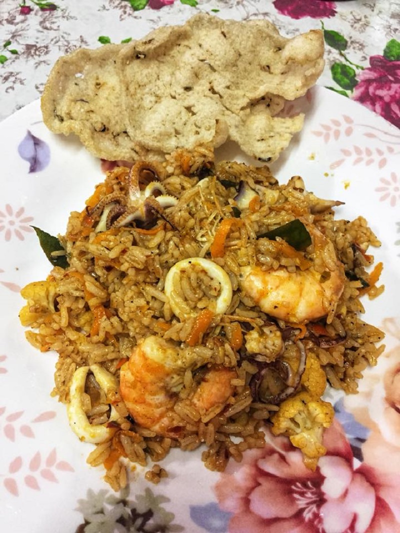 Sepinggan nasi goreng tomyam yang sedap dengan udang dan sayur-sayuran