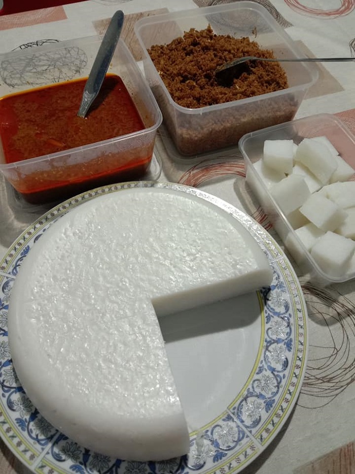 Sepinggan nasi impit dipotong kiub disajikan bersama sambal nyior kelantan.