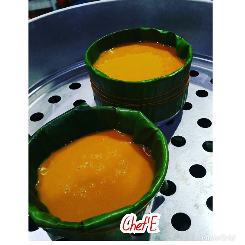Gambar potong kuih Nian Gao atau kuih bakul yang berwarna perang gelap dan berkilat.