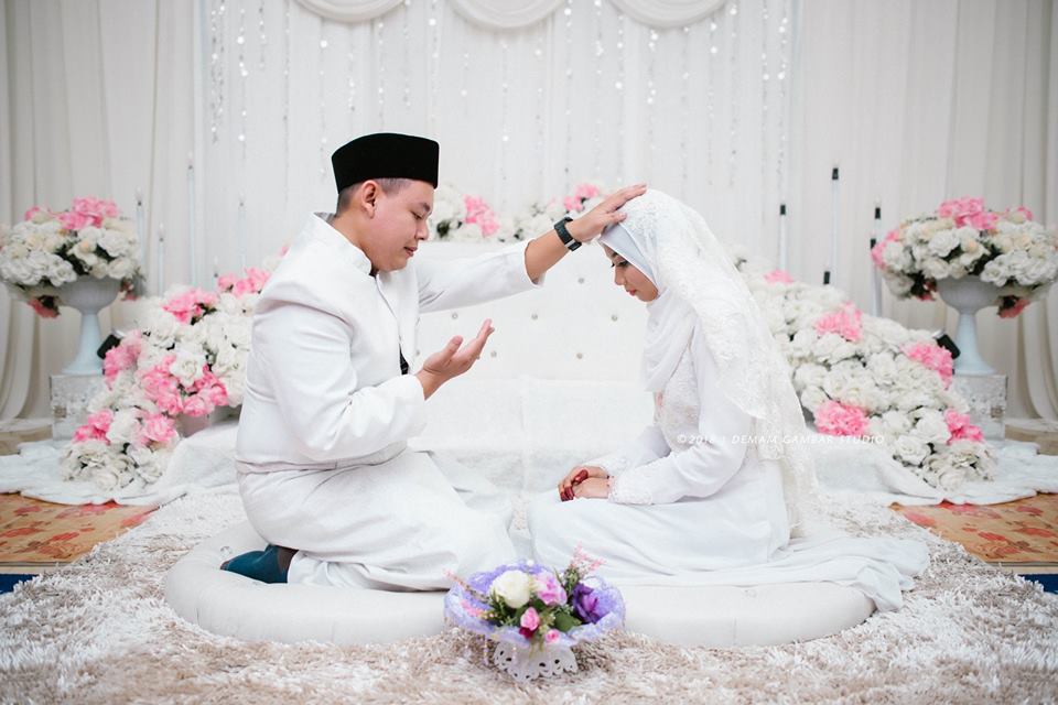 Gambar pasangan pengantin baru bersanding saat majlis perkahwinan.
