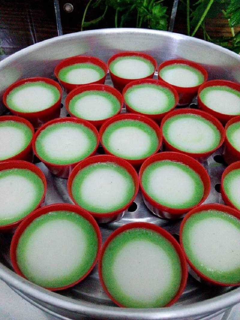 Gambar kuih Nona Manis berwarna hijau pandan dengan inti putih santan yang lemak