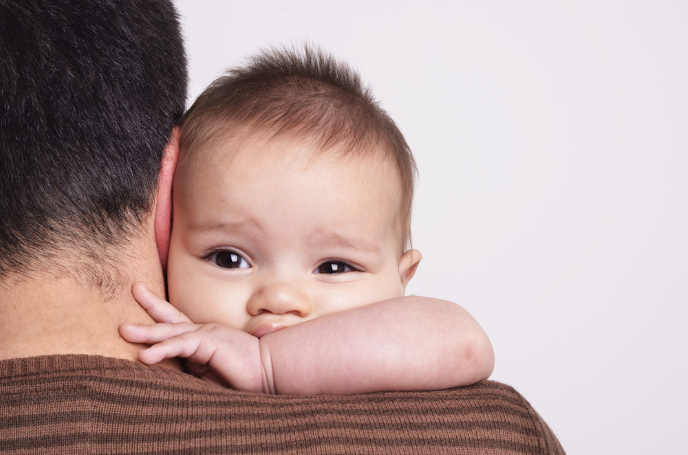 Ibu menggendong anak kecil dengan tenang