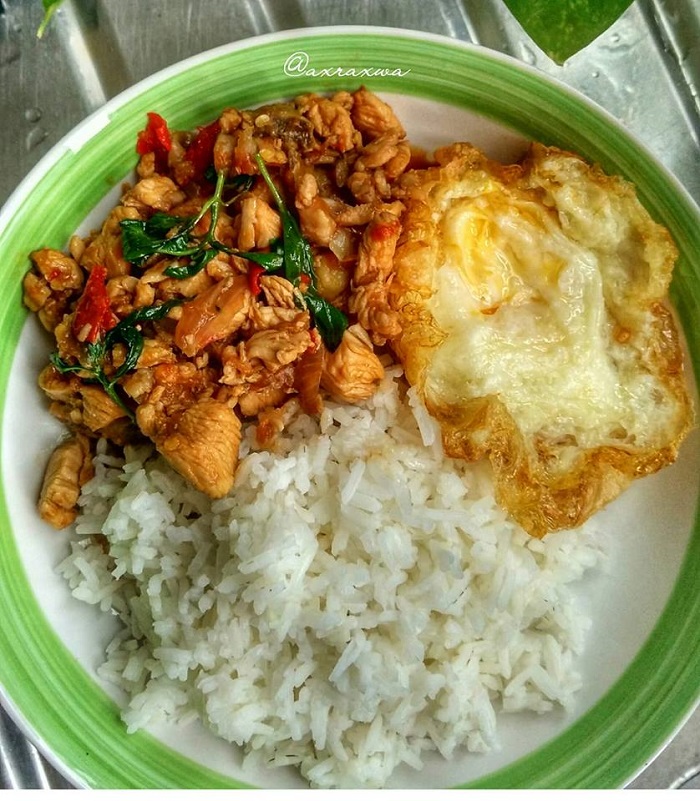 Gambar hidangan Phad Kra Phao Ayam Thailand bersama nasi putih dan telur mata.