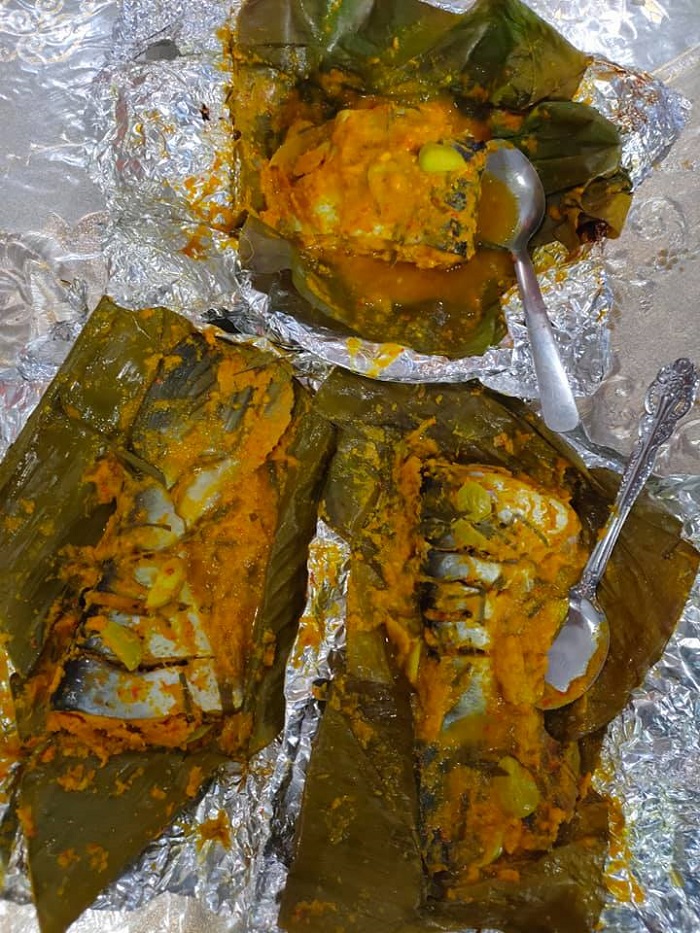 Pais ikan patin berbalut daun pisang