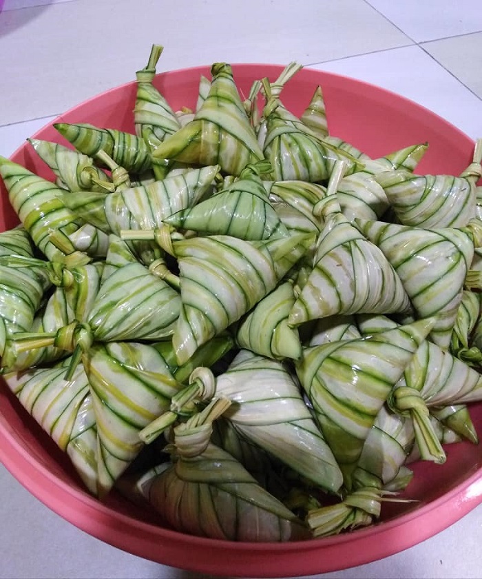 Ketupat palas lemak dibungkus dengan daun palas untuk sambutan raya