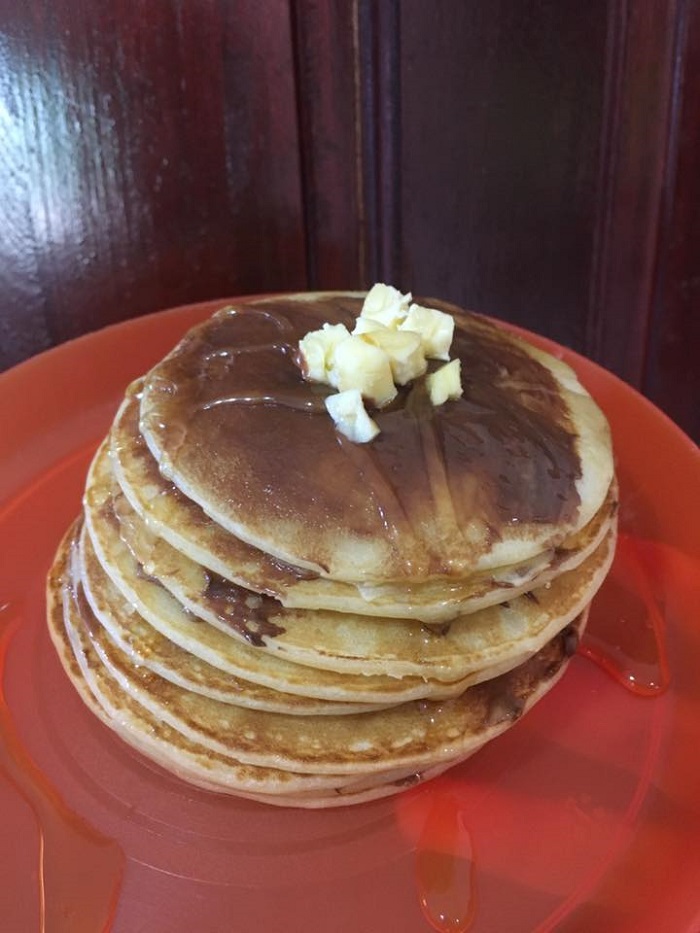 Sekeping pancake yang gebu dan keperang-perangan di atas pinggan.
