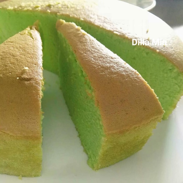 Kek Pandan bersantan berwarna hijau