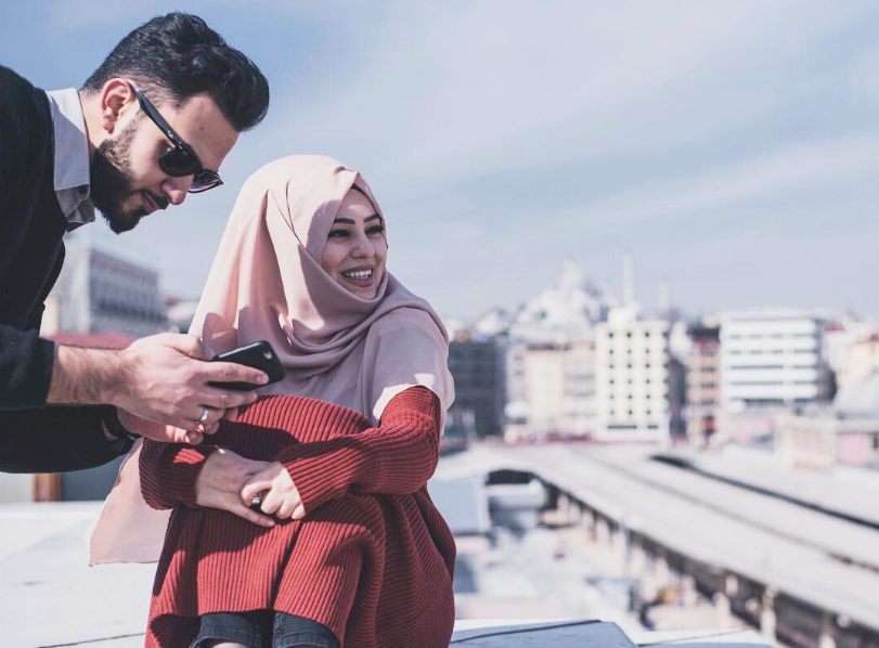 Gambar pasangan suami isteri sedang bergurau senda mewakili panggilan manja dalam bahasa Arab