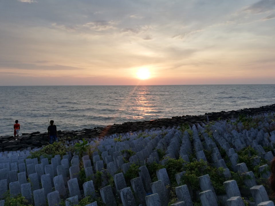 Pemandangan Pantai Ban Pecah dengan langit cerah