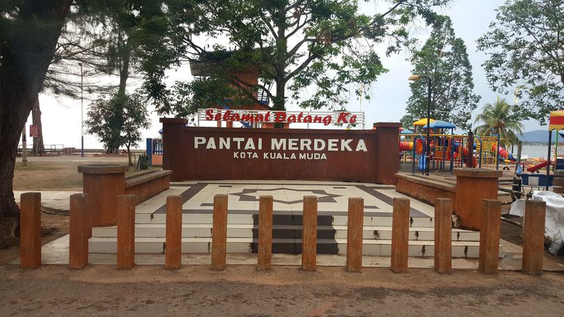 Pantai Merdeka dengan langit biru