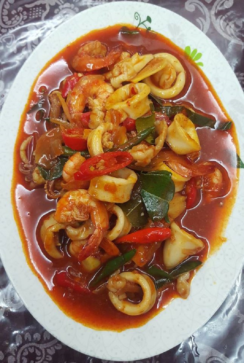 Hidangan paprik seafood yang sedap dengan udang, sotong dan sayur.