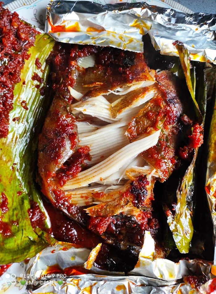 Ikan pari bakar dengan sos hitam pekat
