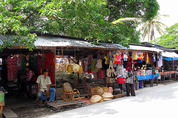 Aktiviti jualan di Pasar Serikin