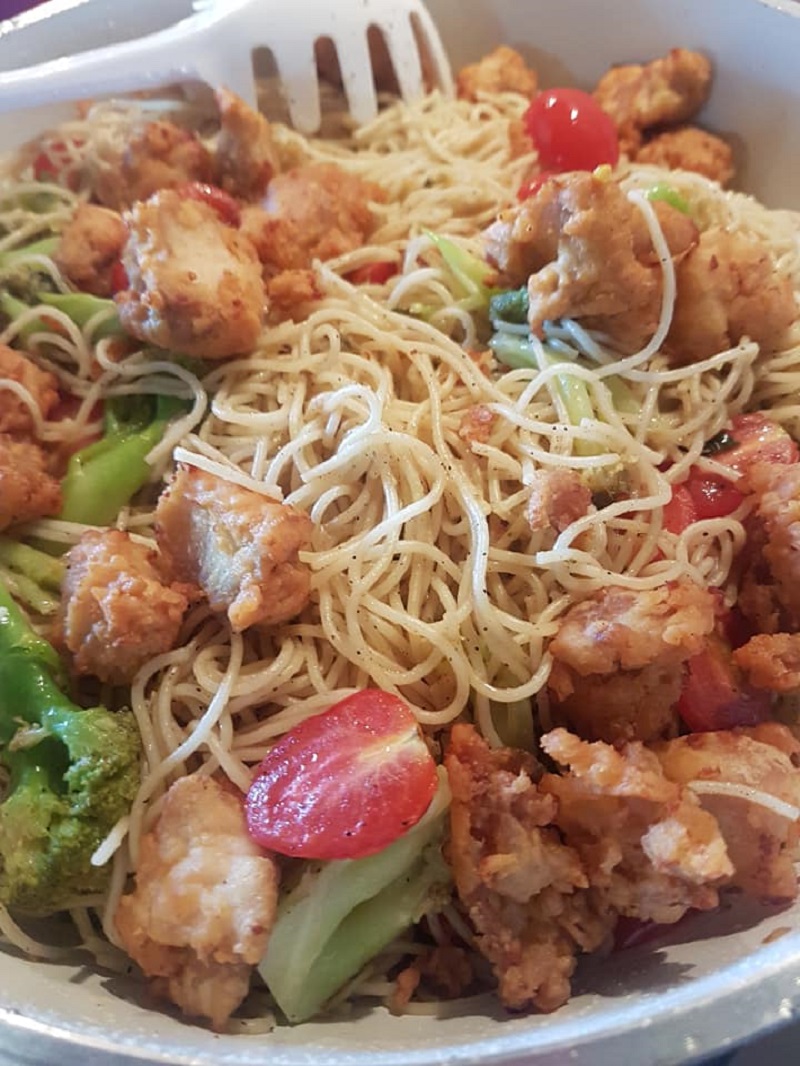 Sepinggan pasta ayam rangup dengan brokoli dan tomato ceri yang sedap dan menarik