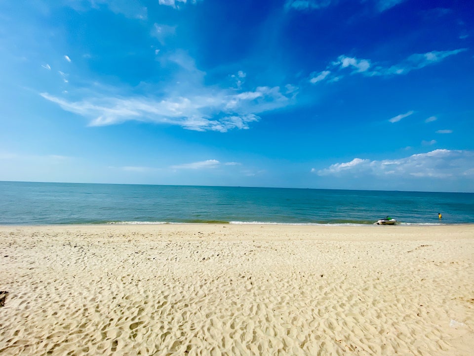 Pantai berpasir dengan laut jernih di Batu Ferringhi