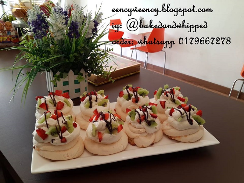 Gambar pencuci mulut Pavlova gebu dihias dengan krim dan buah strawberry segar