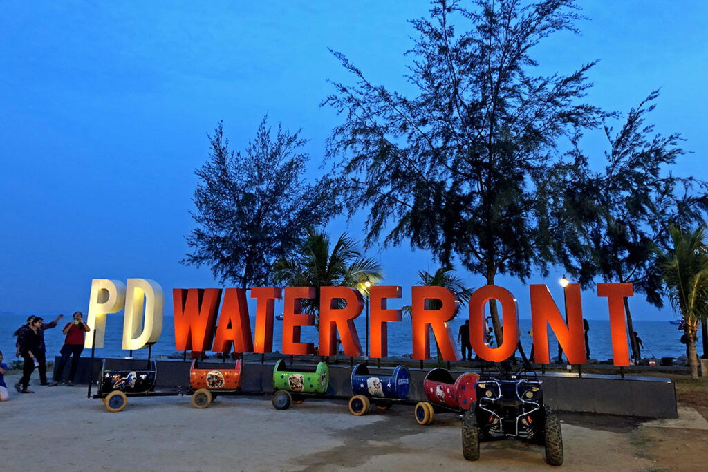 Suasana malam di PD Waterfront